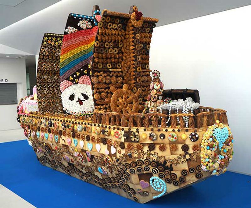 Japanese Students Make Boat-Shaped Cake from Handmade Sweets