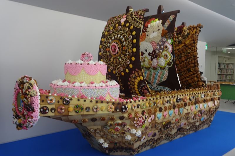 Japanese Students Make Boat-Shaped Cake from Handmade Sweets