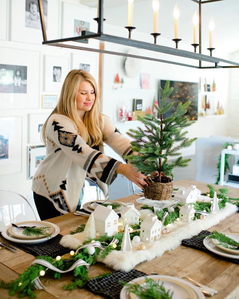 Modern Christmas tablescape ideas for 2019