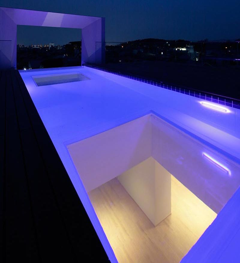 cantilevered-house-rooftop-swimming-pool