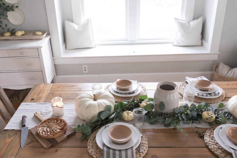 farmhouse style Thanksgiving table decor 