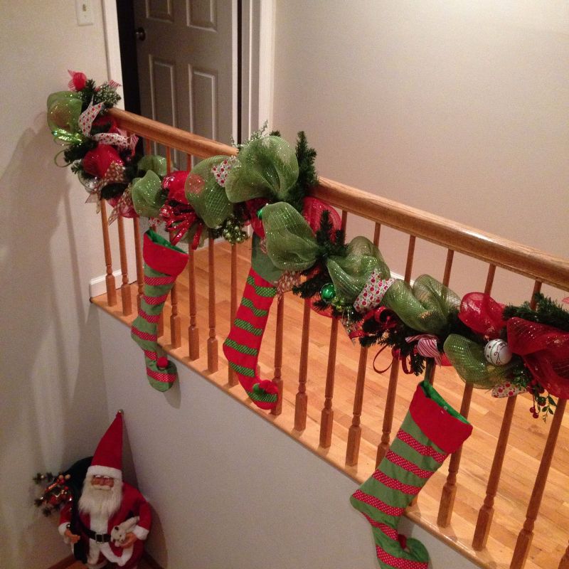 Mesh garland complemented with Christmas stockings 