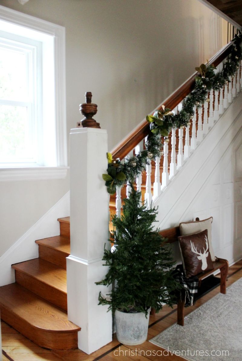 https://www.homecrux.com/wp-content/uploads/2019/12/Christmas-staircase-decor-ideas_6.jpg