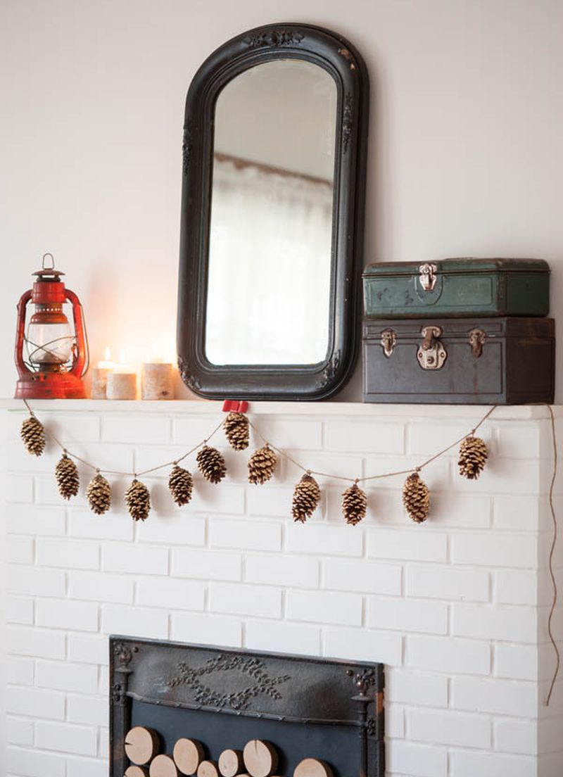 Easy to make Christmas Garland from Pinecones