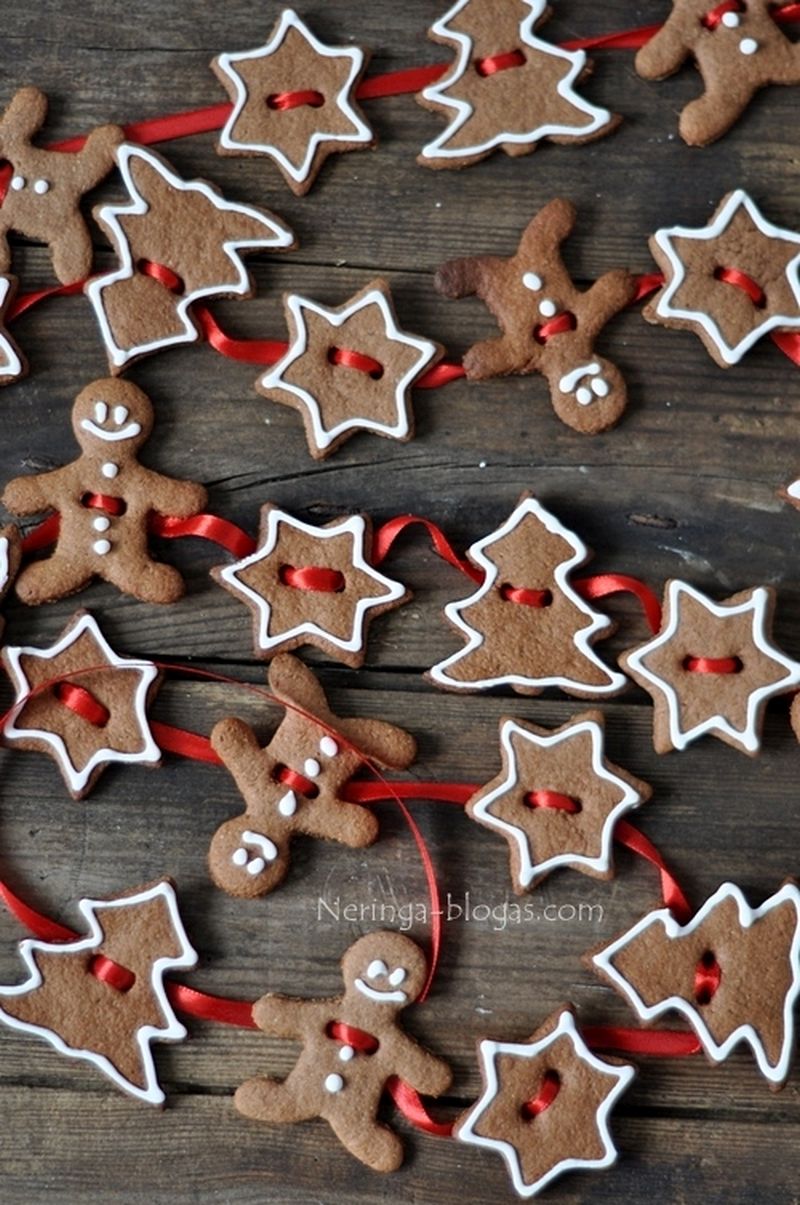 Christmas garland made from cookies