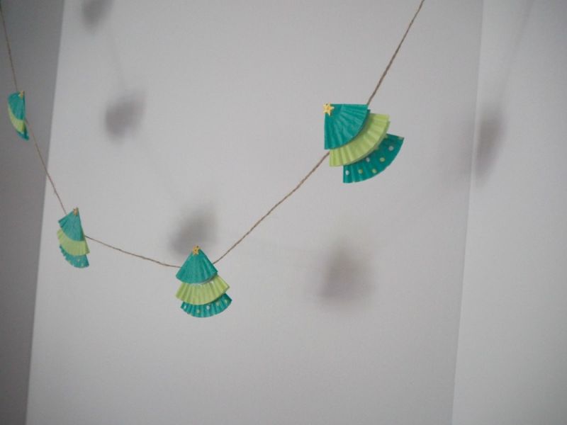 DIY Cupcake Liner Christmas tree garland