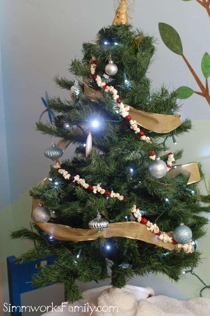 Christmas garland made from popcorn