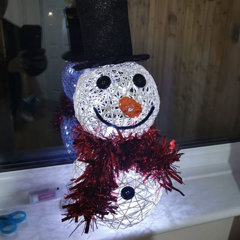 DIY Snowman Christmas Decoration using Balloons, String and Glue