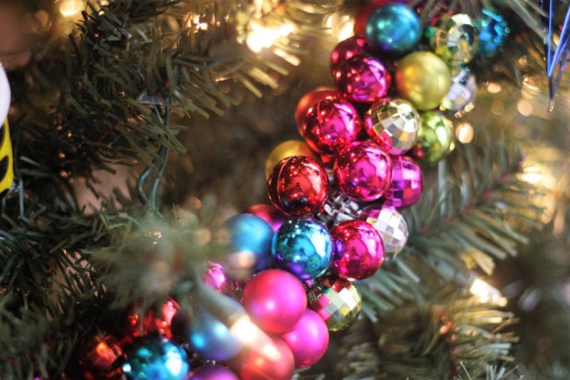 make garland from Christmas tree ornaments