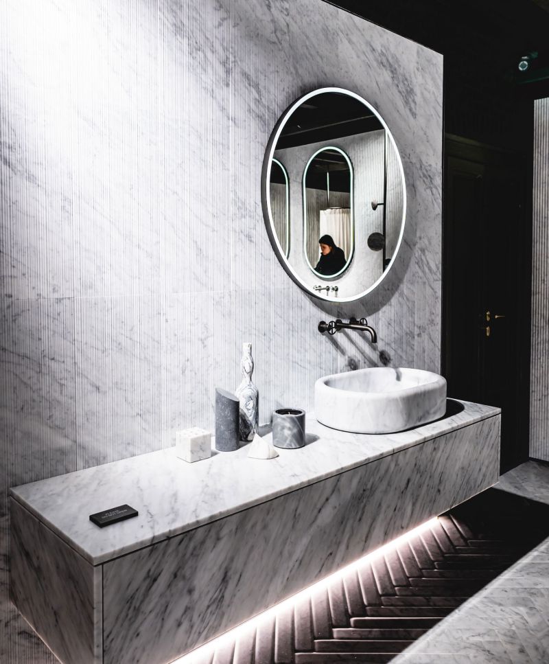 Marble accents in bathroom, furniture, home accessories and marble coverings.