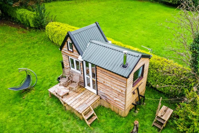 17-Years-Old British Teenager Builds English-Styled Tiny House on His Own for $8K